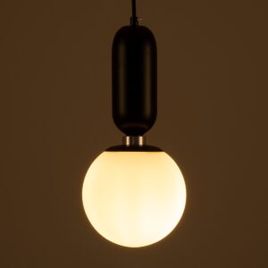 GloboStar® MAVERICK 00945 Μοντέρνο Κρεμαστό Φωτιστικό Οροφής Μονόφωτο 1 x E27 Μαύρο Μεταλλικό Γυάλινο Μπάλα Φ15 x Υ15cm