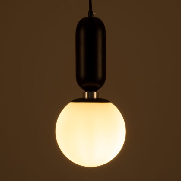 GloboStar® MAVERICK 00945 Μοντέρνο Κρεμαστό Φωτιστικό Οροφής Μονόφωτο 1 x E27 Μαύρο Μεταλλικό Γυάλινο Μπάλα Φ15 x Υ15cm