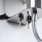 GloboStar® ELEGANT 01493 Μοντέρνο Φωτιστικό Τοίχου Απλίκα Μεταλλικό Χρώμιο Νίκελ με Λευκό Ύφασμα Δίφωτο 1xE27 – Ρυθμίζόμενο Σώμα Σπιράλ με CREE LED 3W Θερμό Λευκό 2700K – Διακόπτες On / Off Μ26.5 x Π15 x Υ43cm