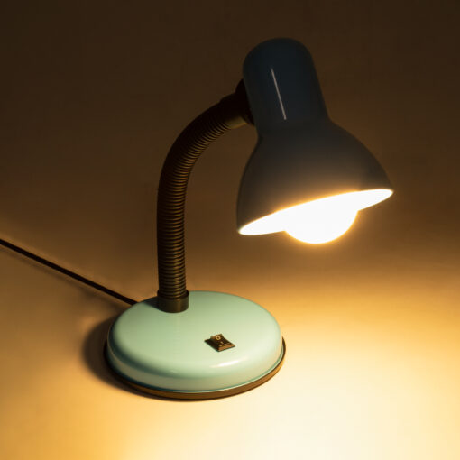 GloboStar® STUDENT BLUE 01532 Μοντέρνο Επιτραπέζιο Φωτιστικό Γραφείου Μονόφωτο 1 x E27 Θαλασσί με Λευκό Μεταλλικό με Διακόπτη ΟN/OFF Καμπάνα Φ12 x Υ32cm