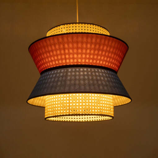 GloboStar® SAIGE 01919 Boho Κρεμαστό Φωτιστικό Οροφής Μονόφωτο 1 x E27 AC220-240V IP20 – Φ50 x Υ43cm – Μπεζ Μπαμπού Πλέγμα με Κόκκινο και Μπλε Υφασμάτινο Καπέλο