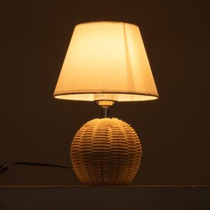 GloboStar® HASUMI 01957 Boho Επιτραπέζιο Φωτιστικό Πορτατίφ Μονόφωτο 1 x E27 AC220-240V IP20 – Φ19 x Υ30cm – Μπεζ Ξύλινο Ρατάν Πλέγμα με Λευκό Καπέλο – 5 Χρόνια Εγγύηση