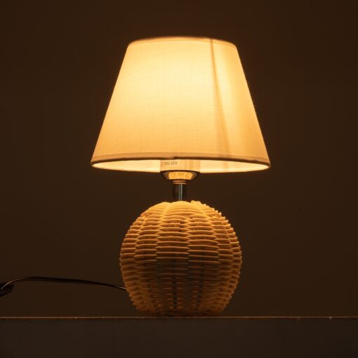 GloboStar® HASUMI 01957 Boho Επιτραπέζιο Φωτιστικό Πορτατίφ Μονόφωτο 1 x E27 AC220-240V IP20 – Φ19 x Υ30cm – Μπεζ Ξύλινο Ρατάν Πλέγμα με Λευκό Καπέλο – 5 Χρόνια Εγγύηση