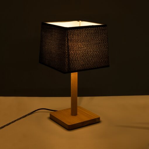 GloboStar® KOLIPE 02039 Μοντέρνο Επιτραπέζιο Φωτιστικό Μονόφωτο 1 x E27 AC220-240V IP20 – Μ20 x Π20 x Υ38cm – Μπεζ Ξύλινη Βάση με Μαύρο Πλεκτό Καπέλο – 5 Χρόνια Εγγύηση