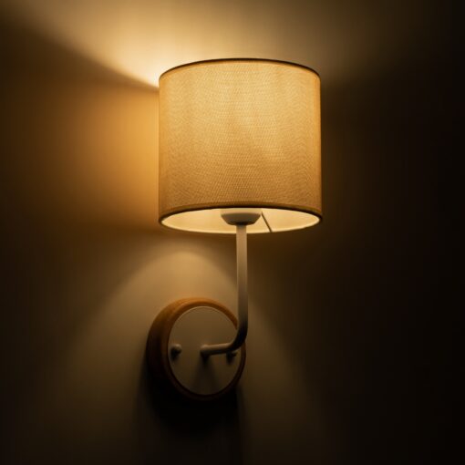 GloboStar® MANU 02044 Μοντέρνο Φωτιστικό Τοίχου – Απλίκα 1 x E27 AC 220-240V – Μ18 x Π20 x Υ37cm – Λευκό Μεταλλικό με Μπεζ Ξύλινο Σώμα & Μπεζ Πλεκτό Καπέλο – 5 Χρόνια Εγγύηση