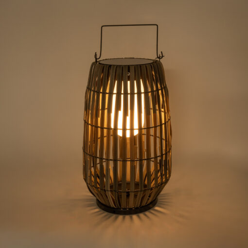 GloboStar® NETLEY 02306 Boho Αυτόνομο Ηλιακό Κρεμαστό/Επιτραπέζιο Φωτιστικό Φαναράκι LED SMD 5W 200lm – Φ30 x Υ50cm – με Ενσωματωμένη Μπαταρία 600mAh – Φωτοβολταϊκό Πάνελ και Αισθητήρα Ημέρας-Νύχτας με Ασύρματο Χειριστήριο IR Γκρι Μπαμπού Αδιάβροχο IP65 Θερμό Λευκό 3000K