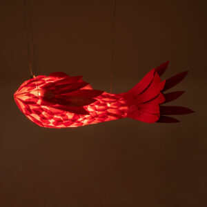 GloboStar® GOURAMI 02360 Boho Κρεμαστό Φωτιστικό Οροφής Μονόφωτο 1 x E27 AC220-240V IP20 – Μ70 x Π40 x Υ27cm – Κόκκινο Λεπτό Φύλλο Ξύλου Πλέγμα