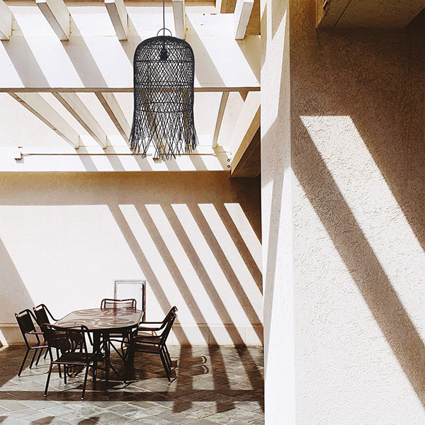 ΦΩΤΙΣΤΙΚΟ ΚΡΕΜΑΣΤΟ ΜΟΝΟΦΩΤΟ Ε27  H610*D330mm RATTAN ΜΑΥΡΟ EUROLAMP – 144-33027