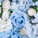 GloboStar® Artificial Garden ROSES STORY 20353 Τεχνητό Διακοσμητικό Πάνελ Λουλουδιών – Κάθετος Κήπος σύνθεση Μπλε & Μπεζ Τριαντάφυλλα Μ40 x Π60 x Υ10cm