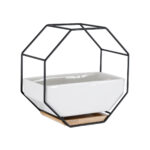 GloboStar® Artificial Garden BIANCO 20557 Διακοσμητικό Κεραμικό Κασπώ Γλάστρα – Flower Pot Λευκό με Μαύρο Μεταλλικό Πλέγμα και Καφέ Ξύλινη Βάση Μ18 x Π10 x Υ18cm