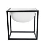 GloboStar® Artificial Garden FIORI 20754 Επιδαπέδιο Μεταλλικό Τσιμεντένιο Κασπώ Γλάστρα – Flower Pot Λευκό με Μαύρο Μ60 x Π40 x Υ60cm