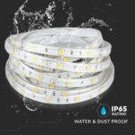 Αδιάβροχη LED ταινία IP65, ιδανική για εξωτερικούς χώρους, ανθεκτική σε σκόνη και νερό.