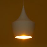 GloboStar® SHANGHAI WHITE 01026-A Μοντέρνο Κρεμαστό Φωτιστικό Οροφής Μονόφωτο 1 x E27 Λευκό Μεταλλικό Καμπάνα Φ25 x Υ30cm