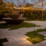 LED ηλιακό φωτιστικό κήπου δαπέδου 2W IP54 θερμό λευκό 3000Κ με μαύρο σώμα V-TAC – 23011