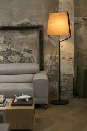 Faro Barcelona STOOD μαύρο και ξύλινο φωτιστικό δαπέδου – 29847