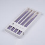 GloboStar® LAVENDER-FIELD 35203 ΣΕΤ 4 Αρωματικά Κεριά Κηροπηγίου Παραφίνης με Άρωμα Λεμόνι – Λεβάντα Μωβ Μ2 x Π2 x Υ25cm