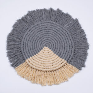 GloboStar® 35304 Μακραμέ Σουπλά Χειροποίητο Δίχρωμο Γκρι – Μπεζ Φ34cm