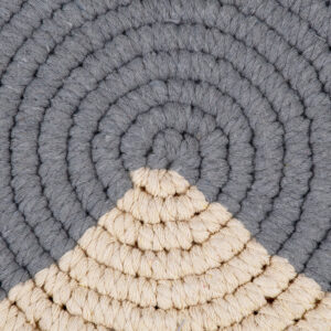 GloboStar® 35304 Μακραμέ Σουπλά Χειροποίητο Δίχρωμο Γκρι – Μπεζ Φ34cm