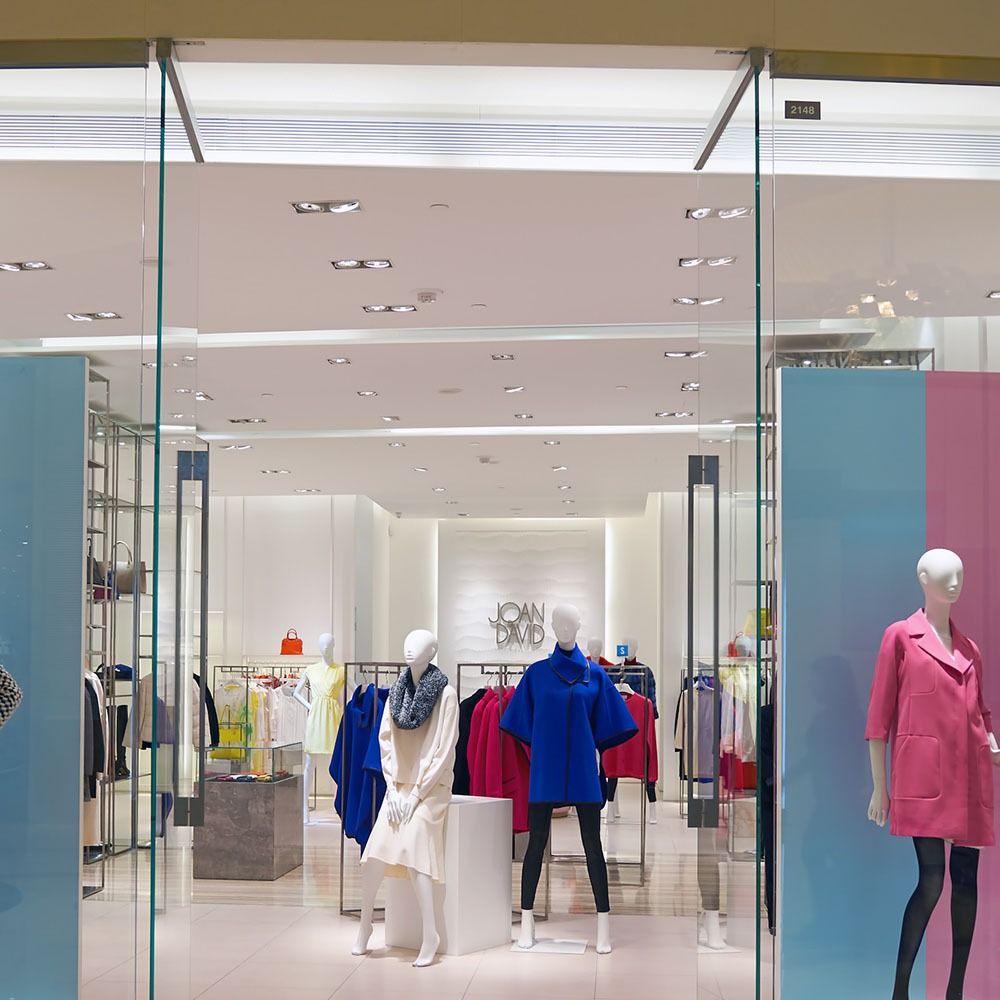 Μανεκέν με γυναικεία πανωφόρια σε μπλε και ροζ, αναδεικνύουν στυλάτες επιλογές σε βιτρίνα κατάστημα.