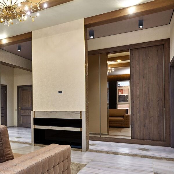 Σύγχρονη εσωτερική πόρτα ξύλου με καθρέφτη, ιδανική για μοντέρνα διακόσμηση καθιστικού.