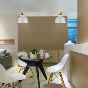 Μοντέρνα τραπεζαρία με γυάλινο τραπέζι, λευκές καρέκλες και δύο κρεμαστά φωτιστικά.