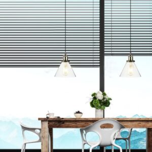 Τραπεζαρία με ξύλινο τραπέζι, μοντέρνες καρέκλες και φωτιστικά, φόντο με ορεινό τοπίο και περσίδες.