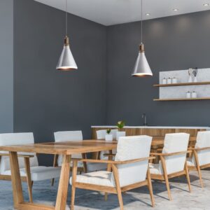 Μοντέρνα τραπεζαρία με ξύλινο τραπέζι και καρέκλες, μεταλλικά φωτιστικά και διακόσμηση.