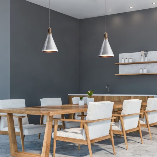 Μοντέρνα τραπεζαρία με ξύλινο τραπέζι και καρέκλες, μεταλλικά φωτιστικά και διακόσμηση.