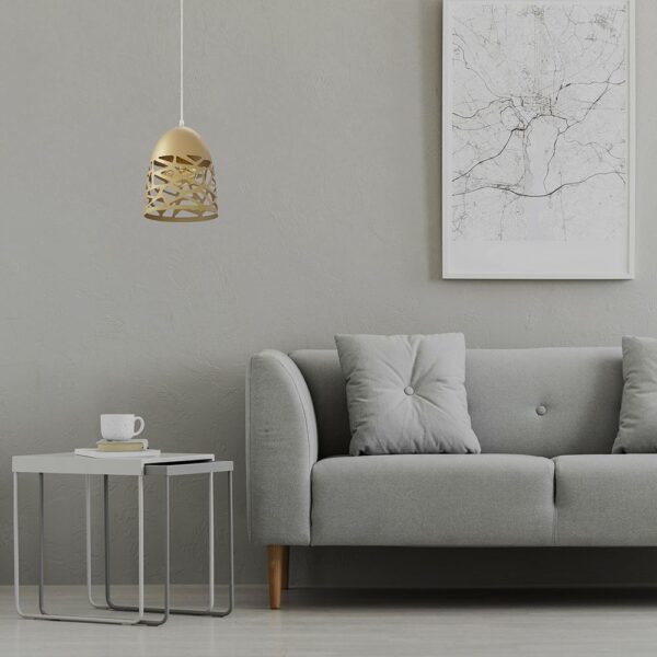 Μοντέρνο σαλόνι με γκρι καναπέ, επιτραπέζιο φωτιστικό και πίνακα στον τοίχο, διακοσμημένο με κομψότητα.