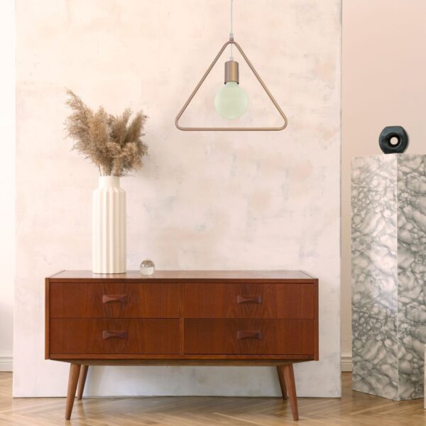 Σκανδιναβικό σαλόνι με ξύλινη συρταριέρα, μοντέρνο φωτιστικό και βάζο με αποξηραμένα λουλούδια.