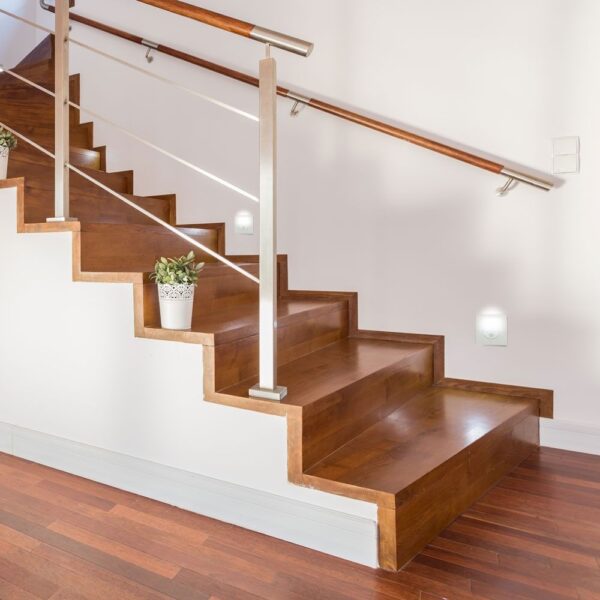 Ξύλινη εσωτερική σκάλα με μεταλλικά κάγκελα και γλαστράκια, ιδανική για μοντέρνα σπίτια.