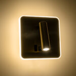 GloboStar® LADY-S 60943 Μοντέρνο Φωτιστικό Τοίχου – Απλίκα Ξενοδοχείου Bed Side LED 6W 600lm 36° & 360° AC 220-240V – Reading Light & Κρυφός Φωτισμός – Φορτιστής USB 3A – Μ15 x Π15 x Υ7cm – Φυσικό Λευκό 4500K – Χρυσό Βούρτσας- 3 Χρόνια Εγγύηση