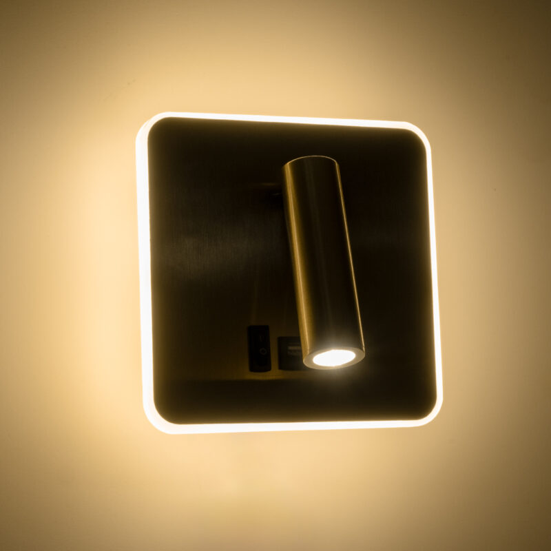 GloboStar® LADY-S 60943 Μοντέρνο Φωτιστικό Τοίχου – Απλίκα Ξενοδοχείου Bed Side LED 6W 600lm 36° & 360° AC 220-240V – Reading Light & Κρυφός Φωτισμός – Φορτιστής USB 3A – Μ15 x Π15 x Υ7cm – Φυσικό Λευκό 4500K – Χρυσό Βούρτσας- 3 Χρόνια Εγγύηση