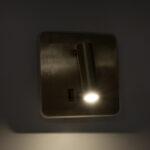 GloboStar® LADY-S 60943 Μοντέρνο Φωτιστικό Τοίχου – Απλίκα Ξενοδοχείου Bed Side LED 6W 600lm 36° & 360° AC 220-240V – Reading Light & Κρυφός Φωτισμός – Φορτιστής USB 3A – Μ15 x Π15 x Υ7cm – Φυσικό Λευκό 4500K – Χρυσό Βούρτσας- 3 Χρόνια Εγγύηση