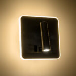 GloboStar® LADY-S 60943 Μοντέρνο Φωτιστικό Τοίχου – Απλίκα Ξενοδοχείου Bed Side LED 6W 600lm 36° & 360° AC 220-240V – Reading Light & Κρυφός Φωτισμός – Φορτιστής USB 3A – Μ15 x Π15 x Υ7cm – Φυσικό Λευκό 4500K – Νίκελ Βούρτσας- 3 Χρόνια Εγγύηση