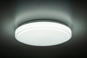 GloboStar® EMERGANO 60992 Πλαφονιέρα Οροφής LED 30W 3000lm 120° AC 220-240V με Ενσωματωμένο Σύστημα Emergency Li-ion 3450mAh/12.8Wh με Αυτονομία έως 3hrs – Αδιάβροχη IP54 Φ38 x Υ5.3cm Ψυχρό Λευκό 6000K – Λευκό – Bridgelux Chips – 3 Years Warranty