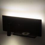 GloboStar® PALADIN 61352 Μοντέρνο Φωτιστικό Τοίχου – Απλίκα Ξενοδοχείου Bed Side LED 6W 720lm 36° AC 220-240V – Reading Light & Κρυφός Φωτισμός – Φορτιστές USB 3A & Wireless 20W – Μ30 x Π11 x Υ12cm – Φυσικό Λευκό 4500K – Μαύρο – Δεξί