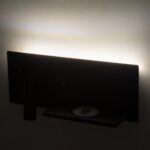 GloboStar® PALADIN 61351 Μοντέρνο Φωτιστικό Τοίχου – Απλίκα Ξενοδοχείου Bed Side LED 6W 720lm 36° AC 220-240V – Reading Light & Κρυφός Φωτισμός – Φορτιστές USB 3A & Wireless 20W – Μ30 x Π11 x Υ12cm – Φυσικό Λευκό 4500K – Μαύρο – Αριστερό