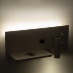 GloboStar® PALADIN 61353 Μοντέρνο Φωτιστικό Τοίχου – Απλίκα Ξενοδοχείου Bed Side LED 6W 720lm 36° AC 220-240V – Reading Light & Κρυφός Φωτισμός – Φορτιστές USB 3A & Wireless 20W – Μ30 x Π11 x Υ12cm – Φυσικό Λευκό 4500K – Λευκό – Αριστερό