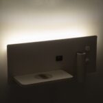 GloboStar® PALADIN 61353 Μοντέρνο Φωτιστικό Τοίχου – Απλίκα Ξενοδοχείου Bed Side LED 6W 720lm 36° AC 220-240V – Reading Light & Κρυφός Φωτισμός – Φορτιστές USB 3A & Wireless 20W – Μ30 x Π11 x Υ12cm – Φυσικό Λευκό 4500K – Λευκό – Αριστερό