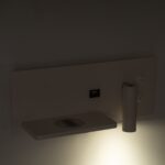GloboStar® PALADIN 61353 Μοντέρνο Φωτιστικό Τοίχου – Απλίκα Ξενοδοχείου Bed Side LED 6W 720lm 36° AC 220-240V – Reading Light & Κρυφός Φωτισμός – Φορτιστές USB 3A & Wireless 20W – Μ30 x Π11 x Υ12cm – Φυσικό Λευκό 4500K – Λευκό – Αριστερό