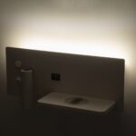 GloboStar® PALADIN 61354 Μοντέρνο Φωτιστικό Τοίχου – Απλίκα Ξενοδοχείου Bed Side LED 6W 720lm 36° AC 220-240V – Reading Light & Κρυφός Φωτισμός – Φορτιστές USB 3A & Wireless 20W – Μ30 x Π11 x Υ12cm – Φυσικό Λευκό 4500K – Λευκό – Δεξί