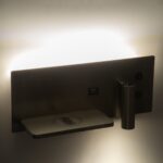 GloboStar® PALADIN 61355 Μοντέρνο Φωτιστικό Τοίχου – Απλίκα Ξενοδοχείου Bed Side LED 6W 720lm 36° AC 220-240V – Reading Light & Κρυφός Φωτισμός – Φορτιστές USB 3A & Wireless 20W – Μ30 x Π11 x Υ12cm – Φυσικό Λευκό 4500K – Νίκελ Βούρτσας – Αριστερό