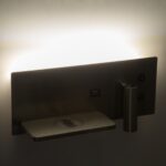 GloboStar® PALADIN 61355 Μοντέρνο Φωτιστικό Τοίχου – Απλίκα Ξενοδοχείου Bed Side LED 6W 720lm 36° AC 220-240V – Reading Light & Κρυφός Φωτισμός – Φορτιστές USB 3A & Wireless 20W – Μ30 x Π11 x Υ12cm – Φυσικό Λευκό 4500K – Νίκελ Βούρτσας – Αριστερό