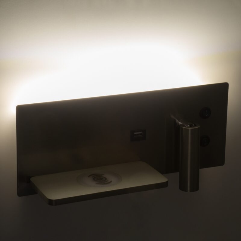 GloboStar® PALADIN 61355 Μοντέρνο Φωτιστικό Τοίχου – Απλίκα Ξενοδοχείου Bed Side LED 6W 720lm 36° AC 220-240V – Reading Light & Κρυφός Φωτισμός – Φορτιστές USB 3A & Wireless 20W – Μ30 x Π11 x Υ12cm – Φυσικό Λευκό 4500K – Νίκελ Βούρτσας – Αριστερό