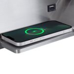 GloboStar® PALADIN 61355 Μοντέρνο Φωτιστικό Τοίχου – Απλίκα Ξενοδοχείου Bed Side LED 6W 720lm 36° AC 220-240V – Reading Light & Κρυφός Φωτισμός – Φορτιστές USB 3A & Wireless 20W – Μ30 x Π11 x Υ12cm – Φυσικό Λευκό 4500K – Νίκελ Βούρτσας – Αριστερό