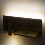 GloboStar® PALADIN 61358 Μοντέρνο Φωτιστικό Τοίχου – Απλίκα Ξενοδοχείου Bed Side LED 6W 720lm 36° AC 220-240V – Reading Light & Κρυφός Φωτισμός – Φορτιστές USB 3A & Wireless 20W – Μ30 x Π11 x Υ12cm – Φυσικό Λευκό 4500K – Χρυσό Βούρτσας – Δεξί