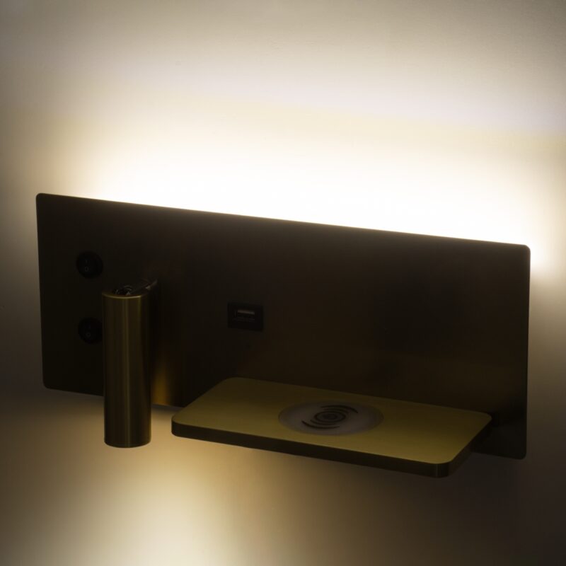 GloboStar® PALADIN 61358 Μοντέρνο Φωτιστικό Τοίχου – Απλίκα Ξενοδοχείου Bed Side LED 6W 720lm 36° AC 220-240V – Reading Light & Κρυφός Φωτισμός – Φορτιστές USB 3A & Wireless 20W – Μ30 x Π11 x Υ12cm – Φυσικό Λευκό 4500K – Χρυσό Βούρτσας – Δεξί