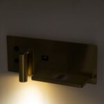 GloboStar® PALADIN 61358 Μοντέρνο Φωτιστικό Τοίχου – Απλίκα Ξενοδοχείου Bed Side LED 6W 720lm 36° AC 220-240V – Reading Light & Κρυφός Φωτισμός – Φορτιστές USB 3A & Wireless 20W – Μ30 x Π11 x Υ12cm – Φυσικό Λευκό 4500K – Χρυσό Βούρτσας – Δεξί