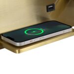 GloboStar® PALADIN 61358 Μοντέρνο Φωτιστικό Τοίχου – Απλίκα Ξενοδοχείου Bed Side LED 6W 720lm 36° AC 220-240V – Reading Light & Κρυφός Φωτισμός – Φορτιστές USB 3A & Wireless 20W – Μ30 x Π11 x Υ12cm – Φυσικό Λευκό 4500K – Χρυσό Βούρτσας – Δεξί